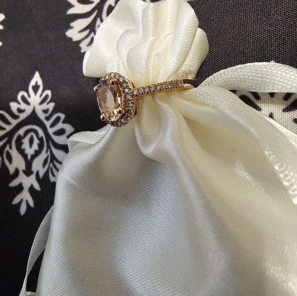 New, unworn. 10k 7/8 CT Morganite Oval Cut. - Picture 8 of 15